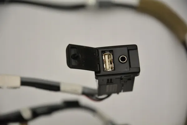 Câble Prise USB OEM 86190-42040 pour Toyota Auris II image 6