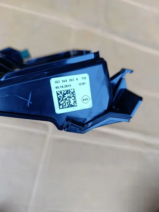 VW Passat B8 Tunnelikytkinkehys OEM 3G1864263A image 3