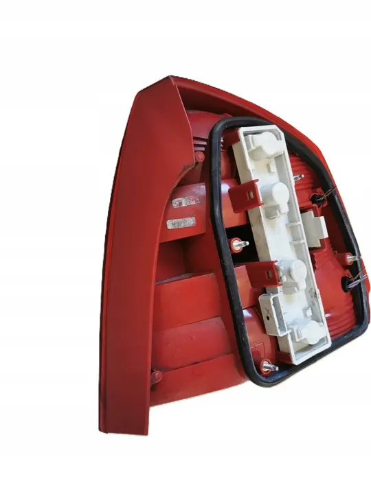 SKODA OCTAVIA II VÄNSTER BAKLJUS image 4