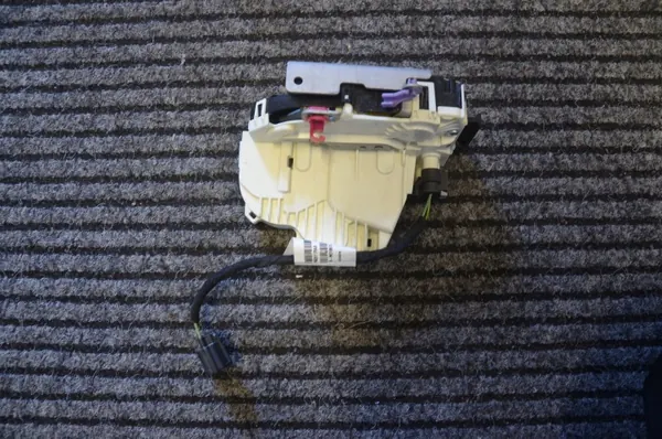Jeep Wrangler JL takaluukun lukko OEM 68282968AA image 2