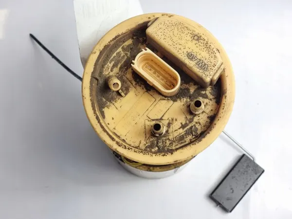 Bomba de combustible VW Touran OEM 1T0919050A - Usado image 3
