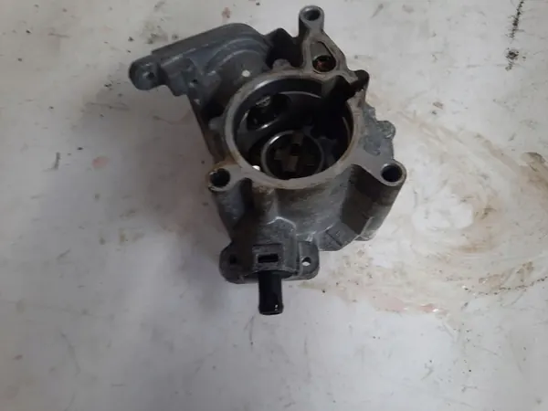 Volkswagen PASSAT B7 2012 Imupumppu OEM 06J145100F image 2