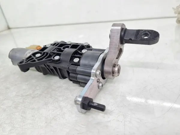 Actuador derecho maletero OEM 4G9827852E para Audi A6 C7 image 4