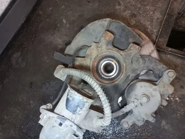 Suporte de amortecedor dianteiro direito OEM Hyundai image 4