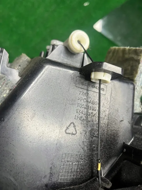 Compartimento almacenamiento Alfa Romeo Giulia OEM 1743915X image 8