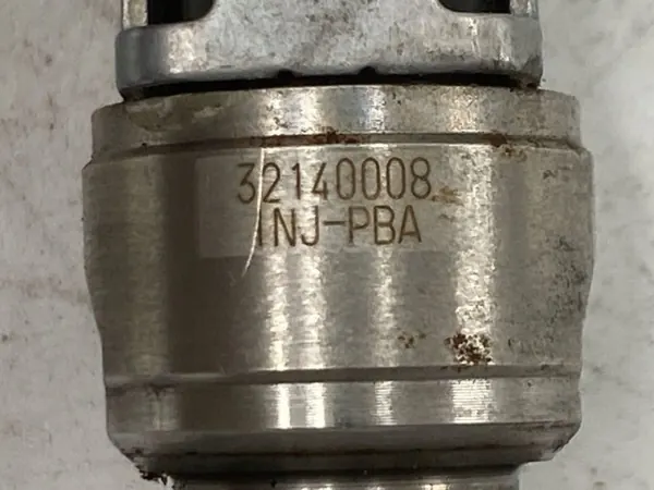Inyector Volvo OEM 32140008 - Usado image 7