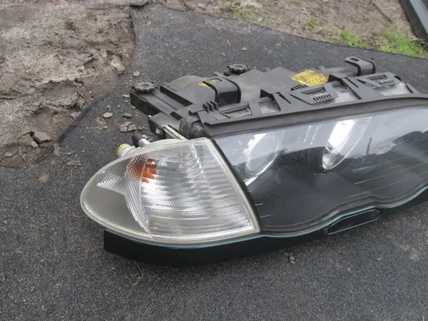 Farol dianteiro direito xenon BMW E46 image 2