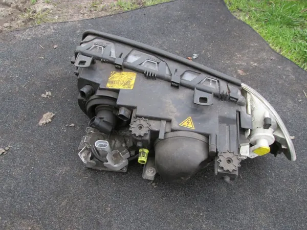 Farol dianteiro direito xenon BMW E46 image 3