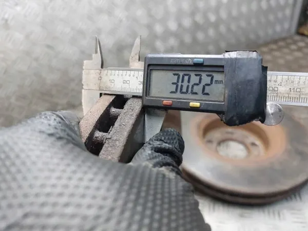 Bromsskivor + Belägg + Bromsok Fram OEM Audi A8 D3 3.0 TDI image 5