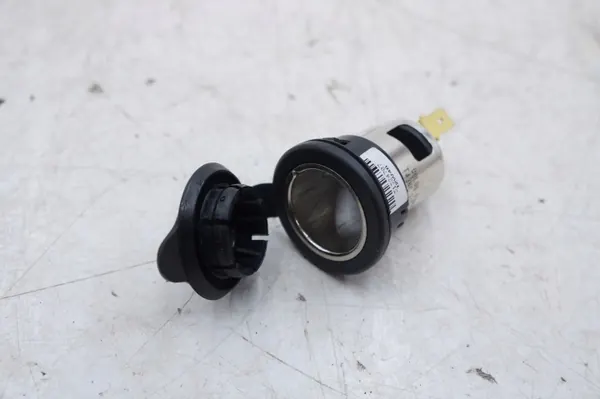 Prise allume-cigare 12V Volvo OEM 31324707 image 2