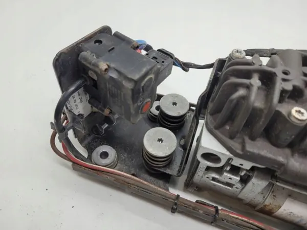 Pompe compresseur suspension OEM 6789450 pour BMW 5 F11 image 4