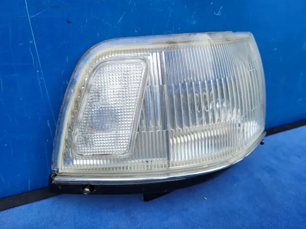 Toyota OEM A81610-32070 Sijaintivalo Etu Oikea image 3