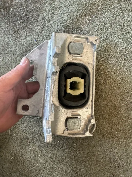 Renault Versnellingsbaksteun OEM 256011 - Gebruikte Staat image 3