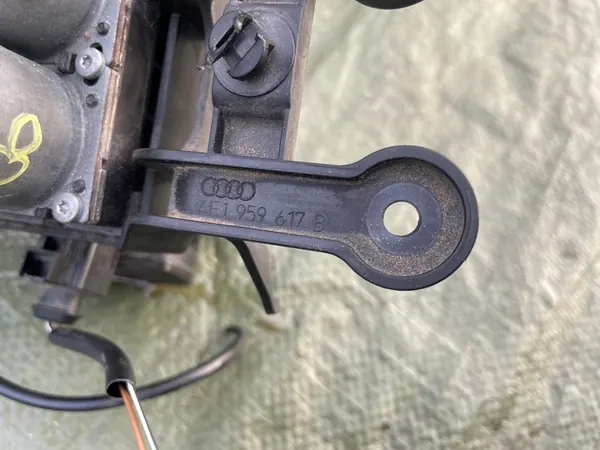 Vanne électrovanne de pompe à eau AUDI A6 C6 4F1959617B image 2