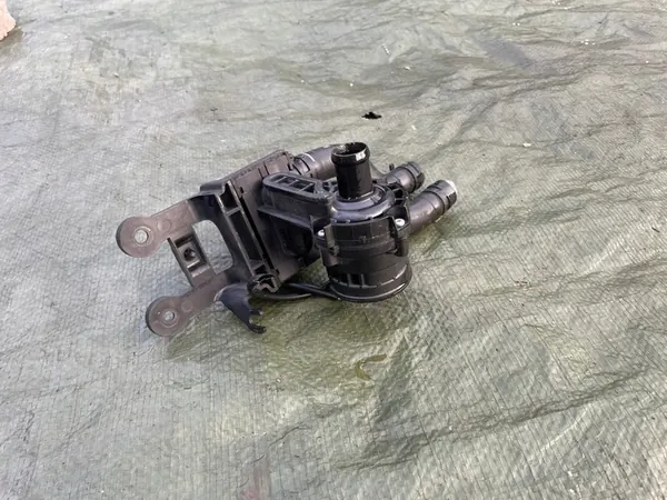 Vanne électrovanne de pompe à eau AUDI A6 C6 4F1959617B image 3