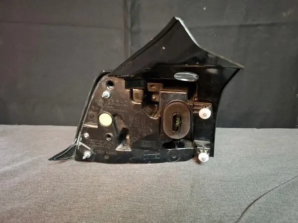 Tesla Model Y 2021 Höger Bakljus image 4