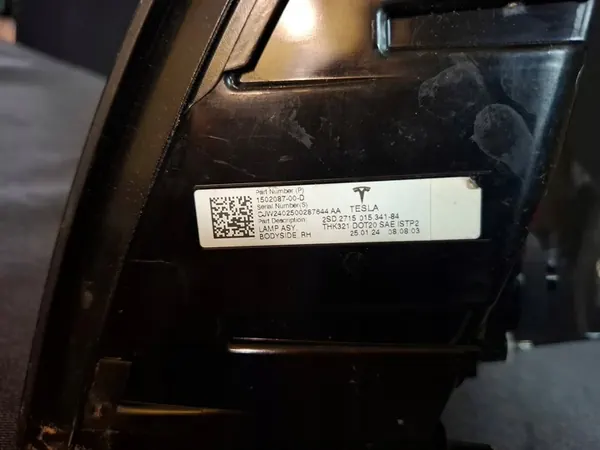 Tesla Model Y 2021 Höger Bakljus image 5