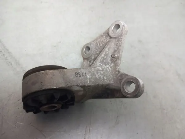 Mitsubishi Taka-akselin Diff Halter OEM FBZ16433 - Käytetty image 2