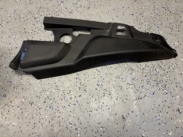 Porsche Cayenne II Moottorikansi OEM 7P5806583F image 3