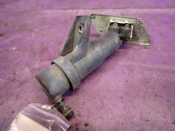 VW Passat B5 Kombi Koplampenwasbak Links 3B0955978B image 2