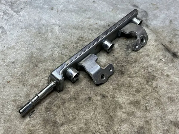 Nissan OE Einspritzschiene OEM 175201HC0A - Gebraucht image 2