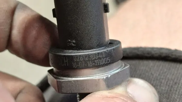 Sensor Presión Aceite Mazda 3 BM CX5 2.2D OEM 0261230341 image 3