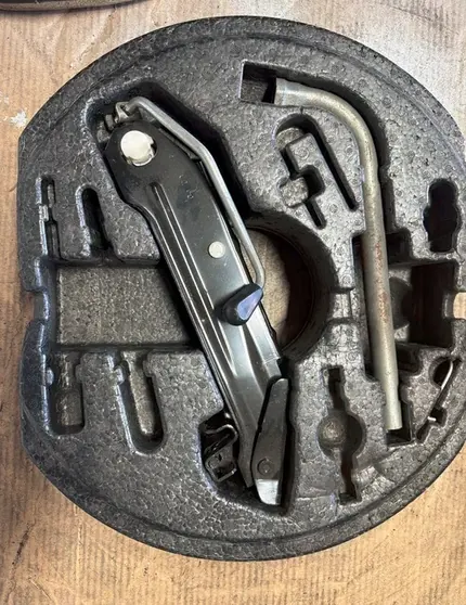Insert Mousse Roue de Secours VW Golf 6 OEM 1K0012115F image 2