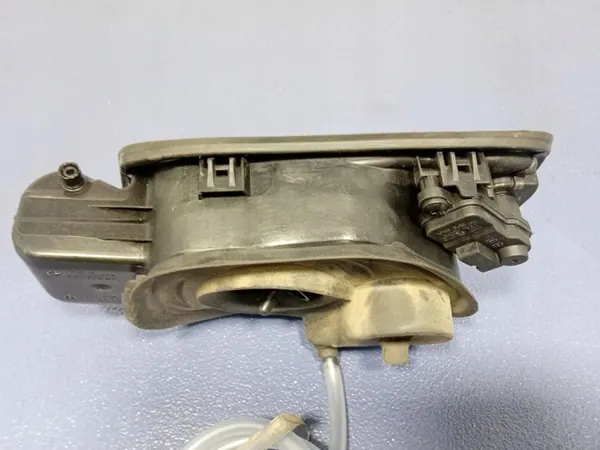 Audi SQ8 Q8 polttoainelippa OEM 4M8809906 - Käytetty image 6
