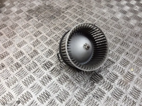 Mazda lämmityspuhallin OEM 8940000 - Käytetty image 2