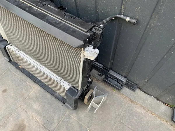 Radiador de agua adicional BMW F90 F92 G15 G11 G30 G32 8620207 image 3