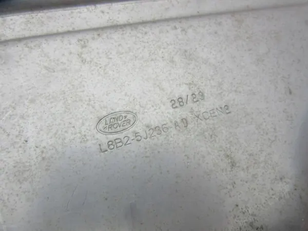 Land Rover Defender AdBlue-Tankabdeckung OEM L8B2-5J236-AD image 3