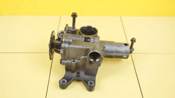 Pompe à huile Volvo OEM D5204T7 31330979 Occasion image 2
