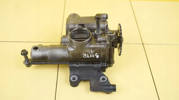 Pompe à huile Volvo OEM D5204T7 31330979 Occasion image 3