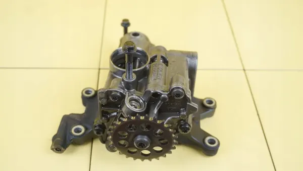 Pompe à huile Volvo OEM D5204T7 31330979 Occasion image 4