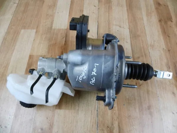 Toyota Yaris IV Jarruvahvistinpumppu OEM 47210-0D080 image 2
