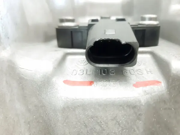 VW T5 2.0 TDI Oljetank Sensor 03L103603H image 2