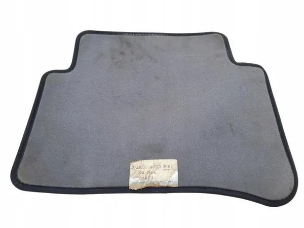 Juego de alfombras Mercedes-Benz OEM A2126307948 - Usado image 6
