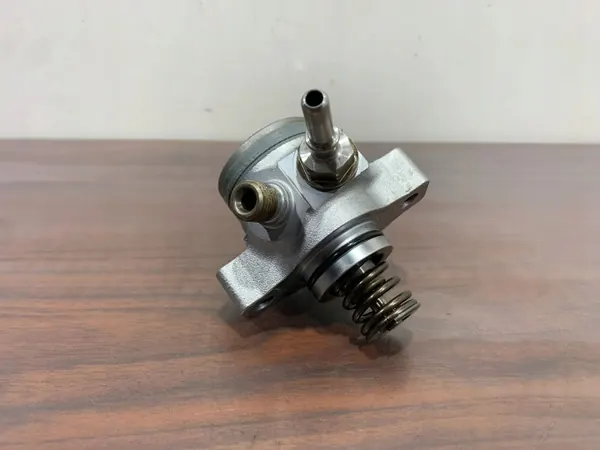 Bomba de combustible Subaru Forester OEM 2961000640 - Usada image 3