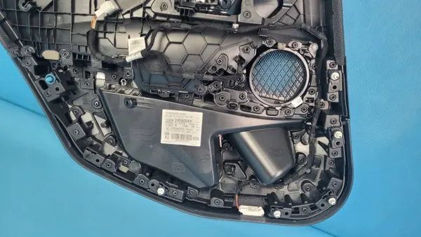 BMW 3 G21 Oikea Takaoven Verhoilupaneeli OEM 3390773 image 9