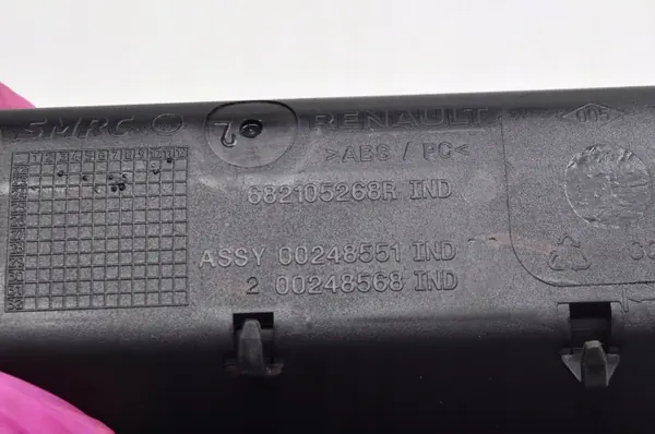 Renault Captur II Tunnelförvaring OEM 682105268R image 5