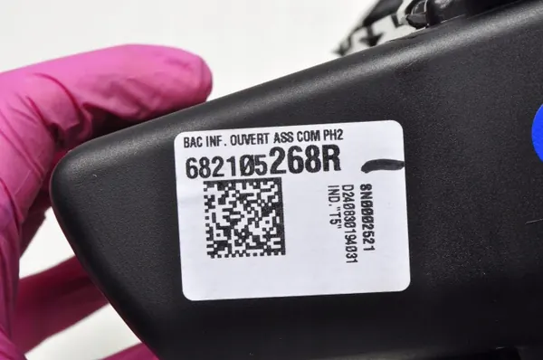 Renault Captur II Tunnelförvaring OEM 682105268R image 9