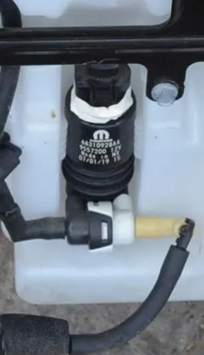 Pompe de lave-glace Jeep Voyager Wagoneer Pacifica image 1