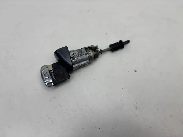 OEM 8R1837167B Vasen ovenlukko-insertti Audi Q5 8R image 2