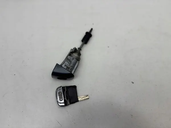 OEM 8R1837167B Vasen ovenlukko-insertti Audi Q5 8R image 3