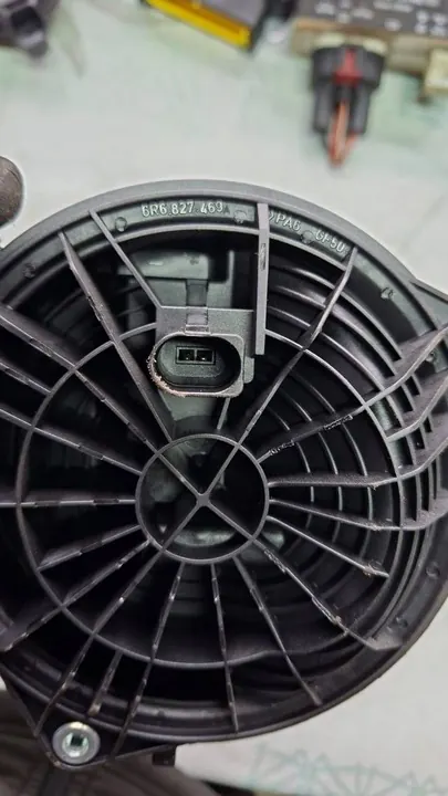 Poignée de coffre Volkswagen Polo V OEM 6R6827469A image 2