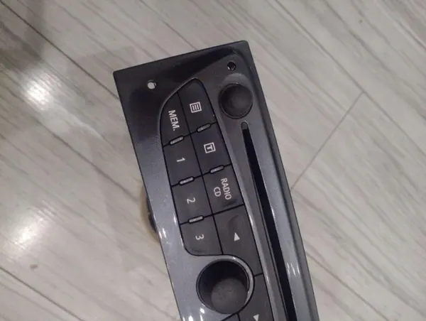 Rádio CD Renault Clio III OEM 281157453R - Usado image 3