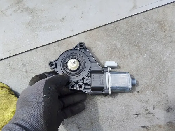 Vasen etuikkunan moottori KIA Venga / Hyundai IX20 image 3