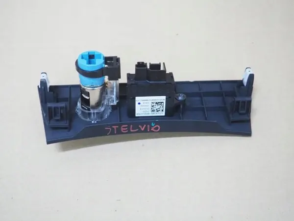 Cache Port USB OEM 156115933 pour Alfa Romeo Stelvio image 3