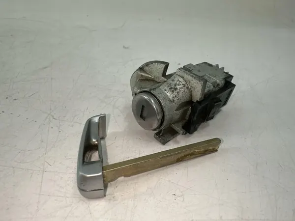 BMW OEM 51217310729 Framdörrslåsinsats image 2