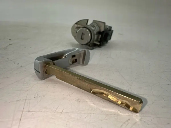 BMW OEM 51217310729 Framdörrslåsinsats image 10